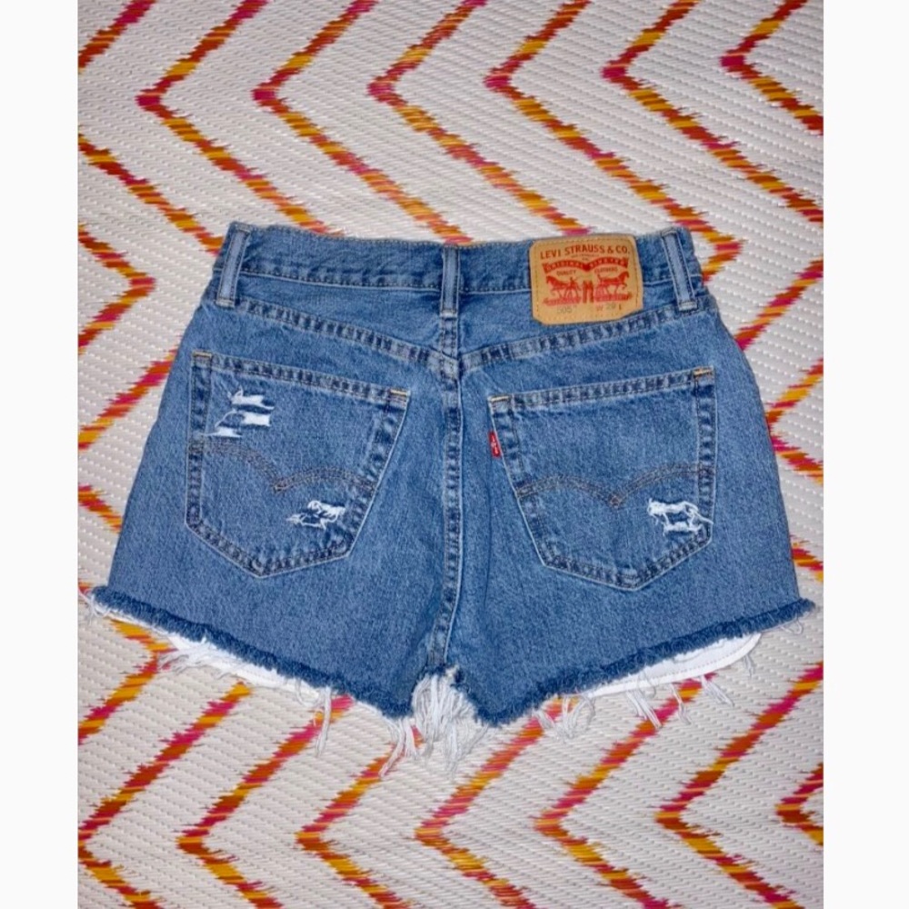 LEVI’S Distressed Denim 🦋 Shorts 🦋